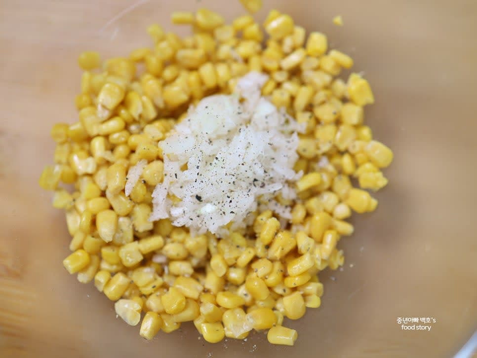 큰 볼에 볶은 옥수수, 다진 양파, 후추, 마요네즈를 넣고 골고루 섞어줍니다.