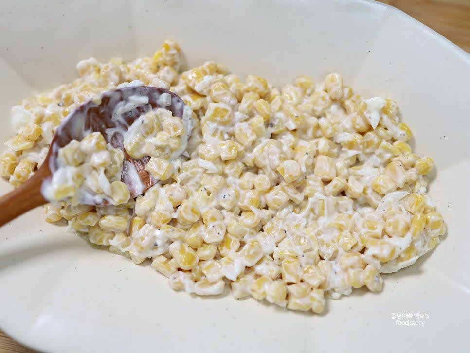 혼합물을 내열 용기에 담고 평평하게 펼칩니다.