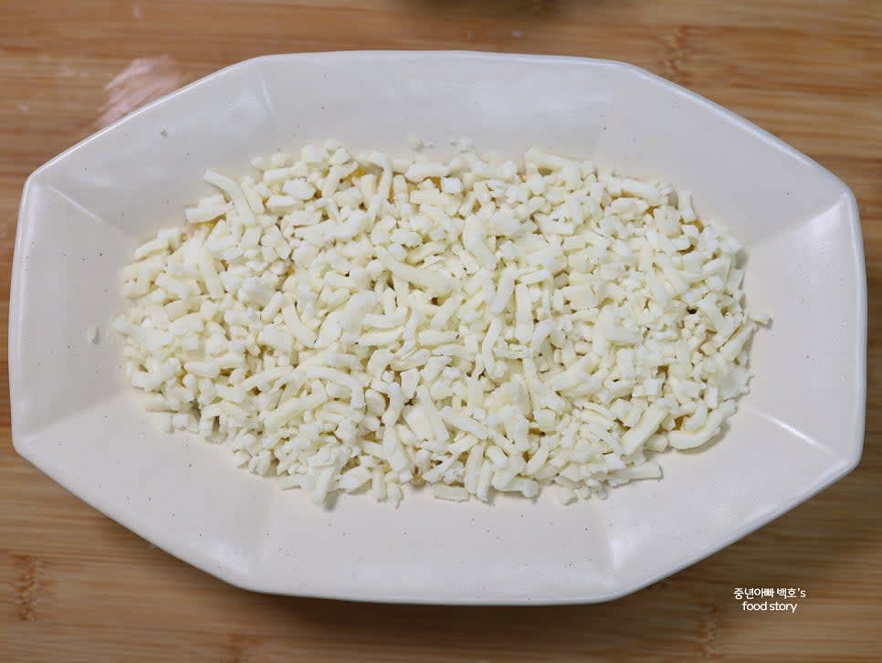 피자치즈를 듬뿍 올려줍니다.