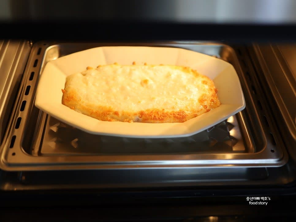 에어프라이어를 180℃로 예열한 뒤, 180℃에서 10분간 조리합니다. 5분 후 상태를 확인하며 조리 시간을 조절합니다.