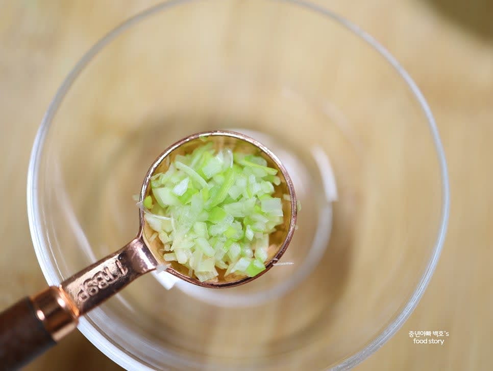 대파 1/2대는 송송 썰고 나머지 반은 채를 썰어 준비합니다. 청양고추는 송송 썰고 양배추는 채를 썰어둡니다.