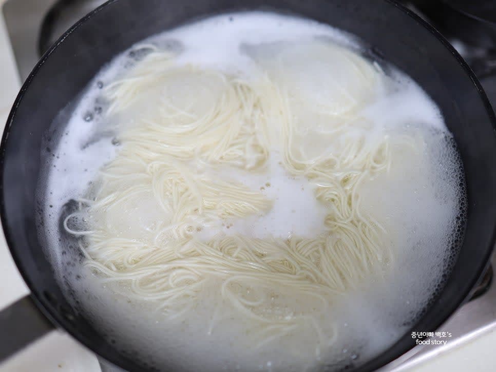 소면이나 라면 사리를 반 정도 익혀 체에 밭쳐 물기를 빼둡니다.