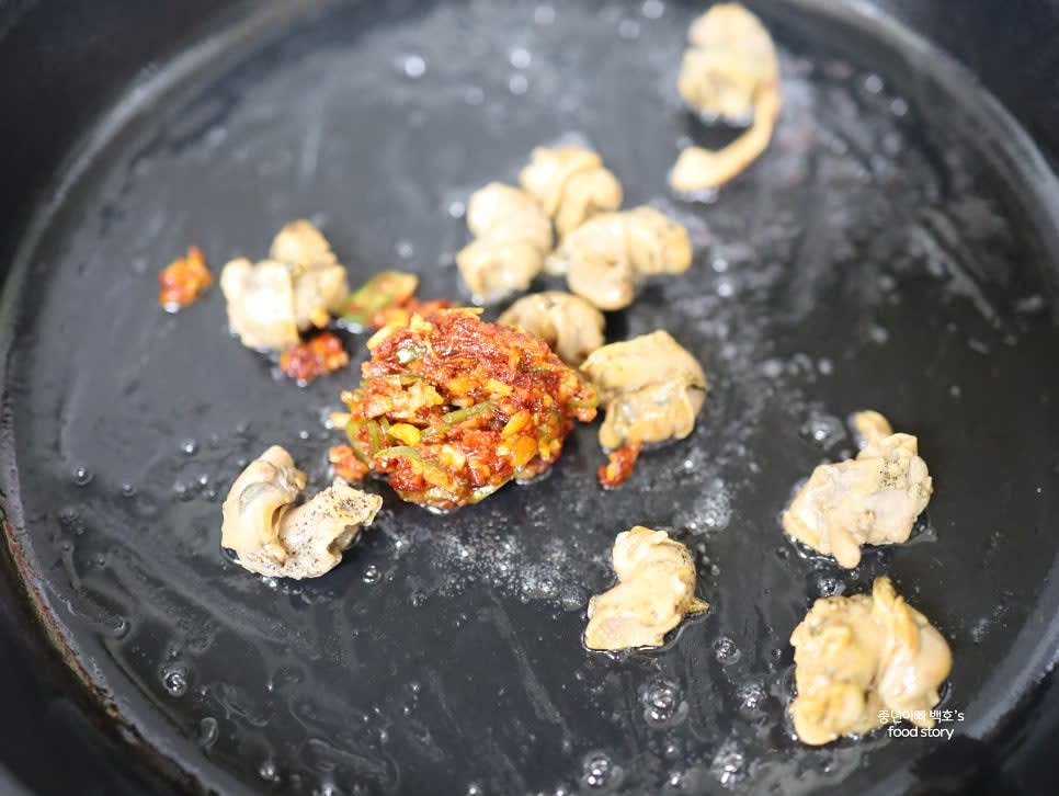 팬에 식용유 2스푼을 두르고 골뱅이를 넣어 수분을 날리듯 볶습니다. 만들어둔 불닭 소스 양념을 넣어 골뱅이와 섞어줍니다.