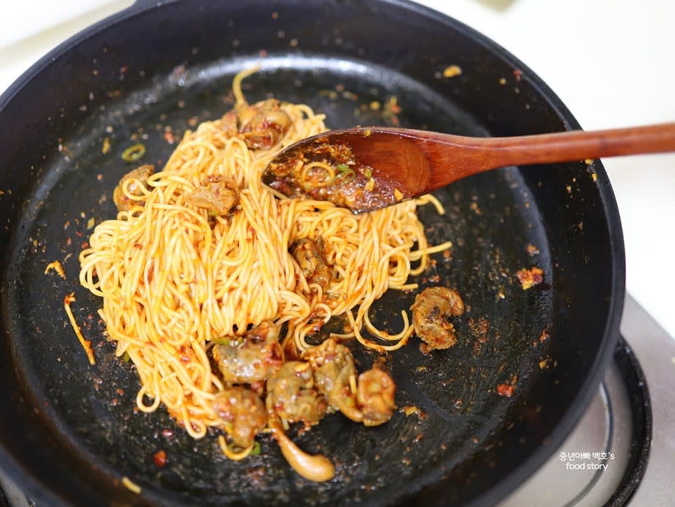 삶아 둔 소면이나 라면 사리를 팬에 넣고 물을 조금 추가하여 골뱅이와 양념이 잘 섞이도록 볶아줍니다.