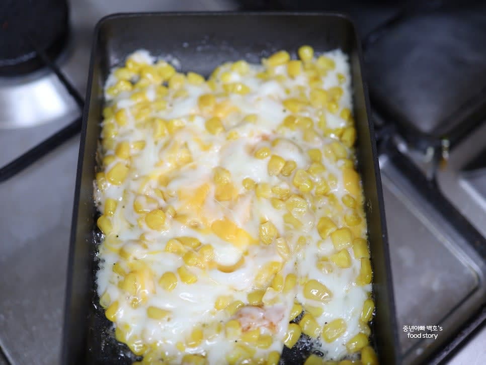 다른 팬에 식용유를 두르고 옥수수 콘과 모짜렐라 치즈 1컵, 체다치즈 슬라이스를 넣고 치즈가 녹을 때까지 중약불에서 조리합니다.