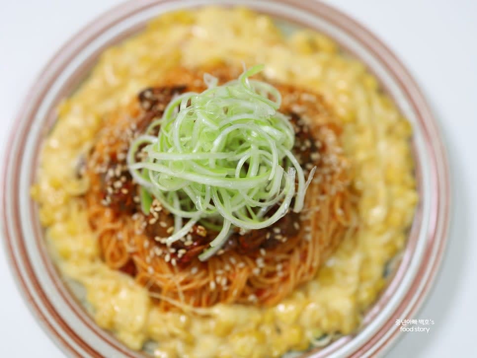 완성된 콘치즈를 골뱅이 볶음면 주변에 둘러 담아 완성합니다.