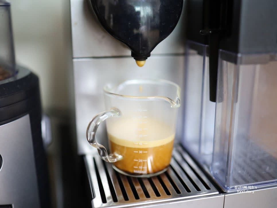 에스프레소 1샷을 추출합니다. 원두를 사용하거나 캡슐 커피를 이용해 내려줍니다.