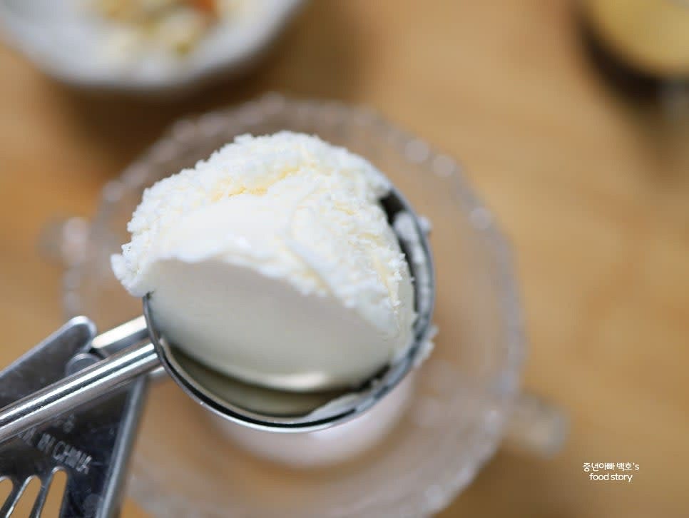 바닐라 아이스크림을 큰 스푼으로 3스쿱 떠서 그릇에 담아줍니다.