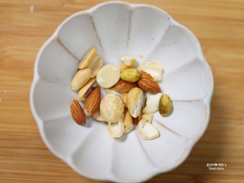 견과류를 적당히 잘게 다져 아이스크림 위에 뿌립니다.