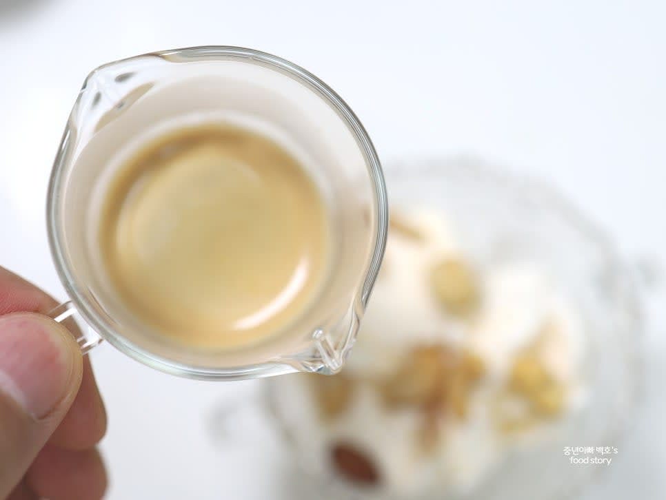 준비된 에스프레소 샷을 아이스크림 위에 천천히 부어줍니다.