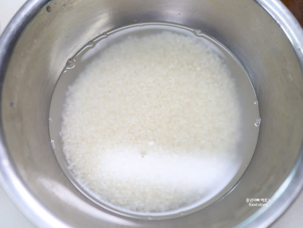 백미 1컵 반을 깨끗이 씻어 20~30분 정도 불려 준비합니다.