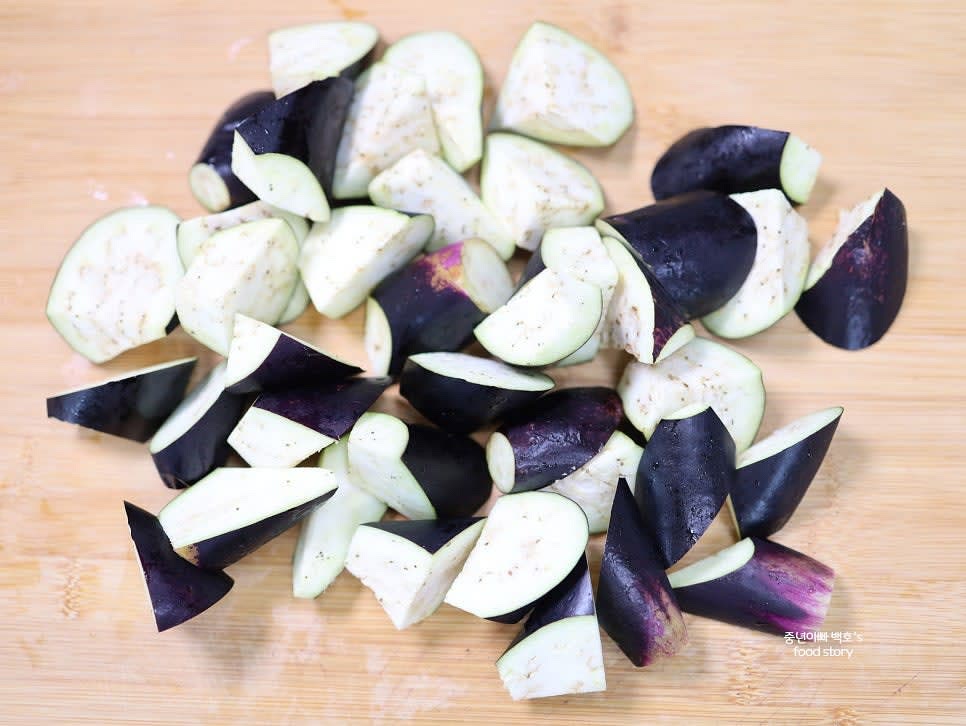 가지는 적당한 크기로 썰고, 대파는 송송 썰어 준비합니다.