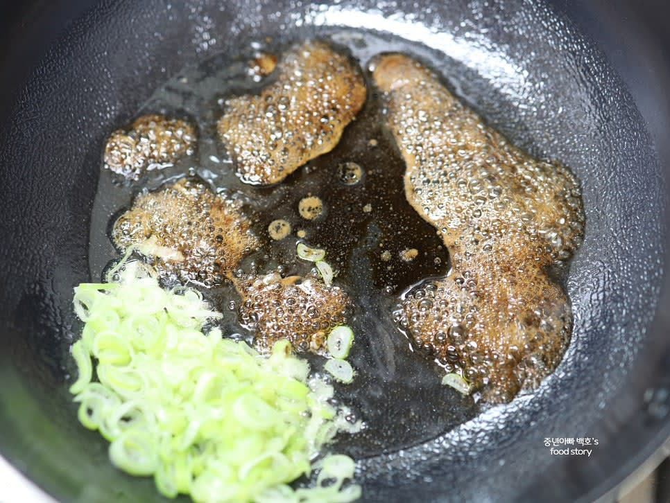 파기름 한쪽에 진간장 2스푼을 넣어 살짝 태워 불향을 냅니다.