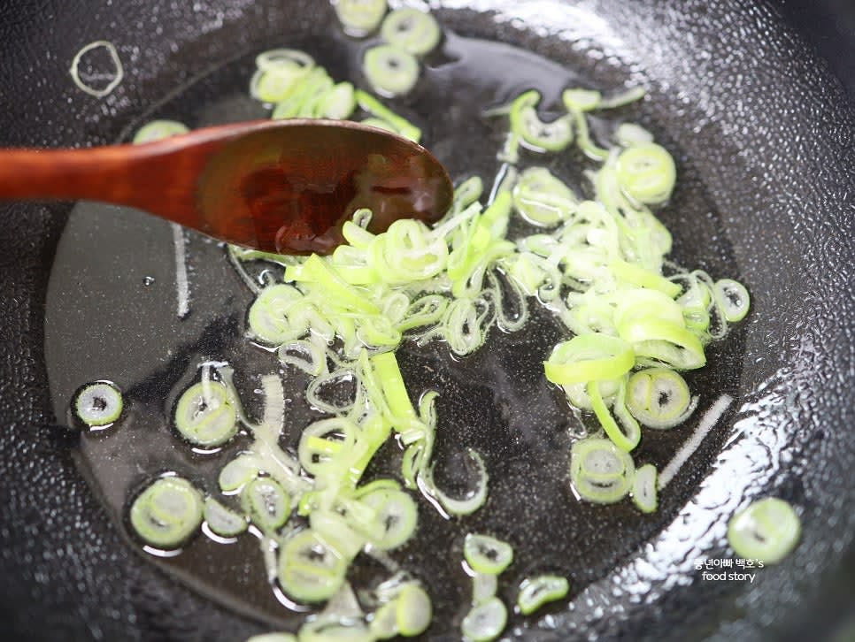 팬에 식용유 6스푼을 넣고 대파를 넣어 중약불에서 20~30초간 볶아 파기름을 냅니다.
