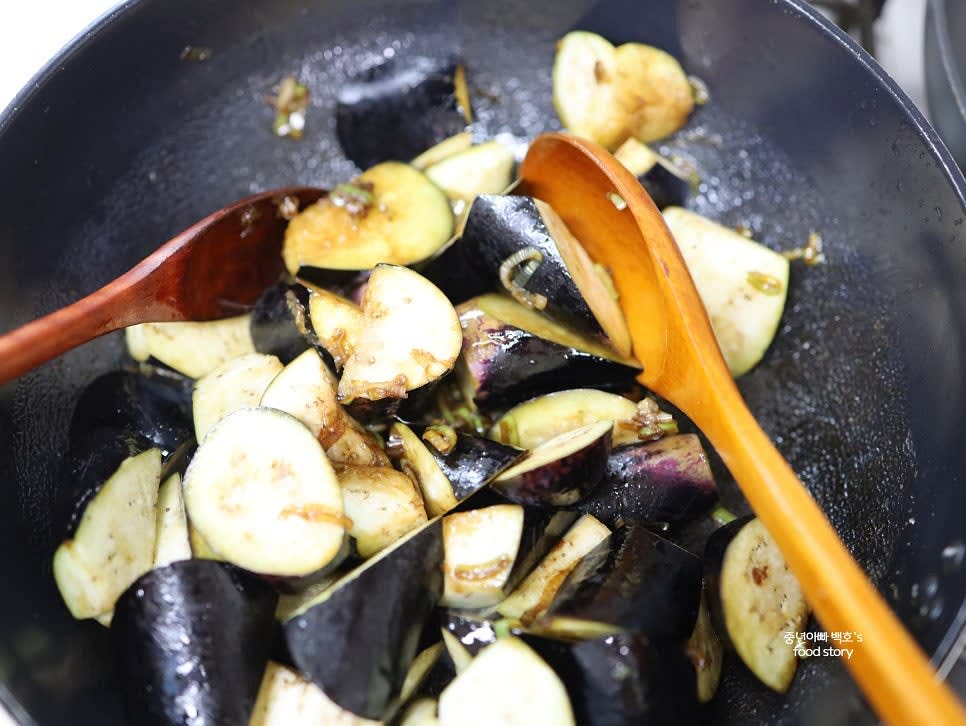 가지를 팬에 넣고 양념이 골고루 묻도록 재빨리 볶아줍니다.