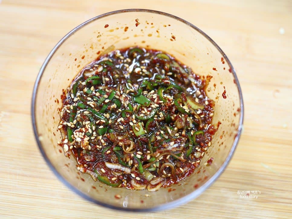 양념장 재료(양조간장, 고춧가루, 참기름, 알룰로스, 대파, 청양고추, 간 마늘, 통깨)를 모두 섞어 양념장을 만듭니다.
