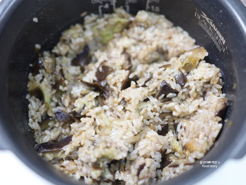 밥이 다 지어지면 가지와 밥을 고루 섞어 그릇에 담습니다.