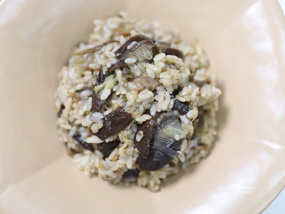 양념장을 곁들여 비벼 먹습니다.