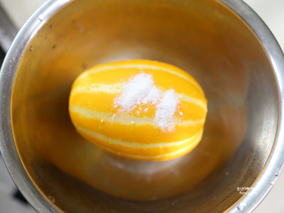 참외를 베이킹 소다로 깨끗이 문질러 세척한 후 5분간 담가 놓습니다.