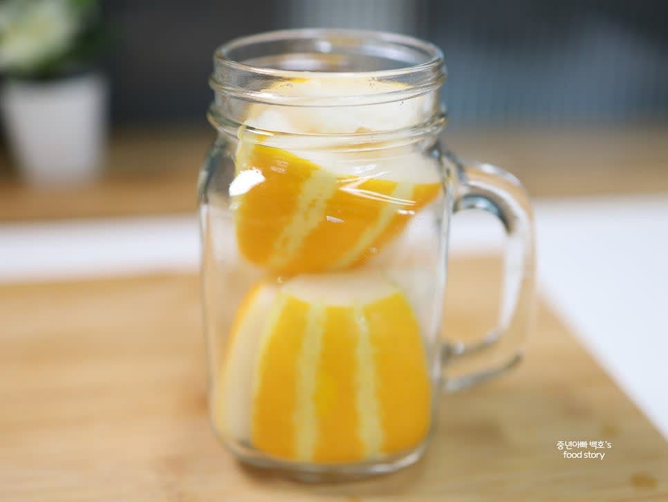 열탕 소독한 유리병에 참외 조각을 차곡차곡 담아줍니다.
