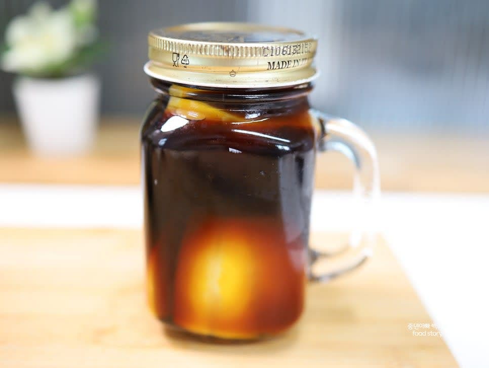 상온에서 반나절 정도 두었다가 냉장고에 하루 보관한 후 드시면 됩니다.