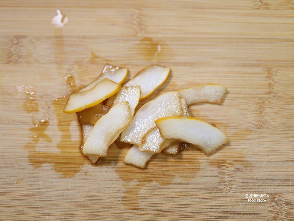 완성된 참외장아찌는 얇게 썰어 밥반찬으로 즐기거나 냉국수 고명으로 활용합니다.