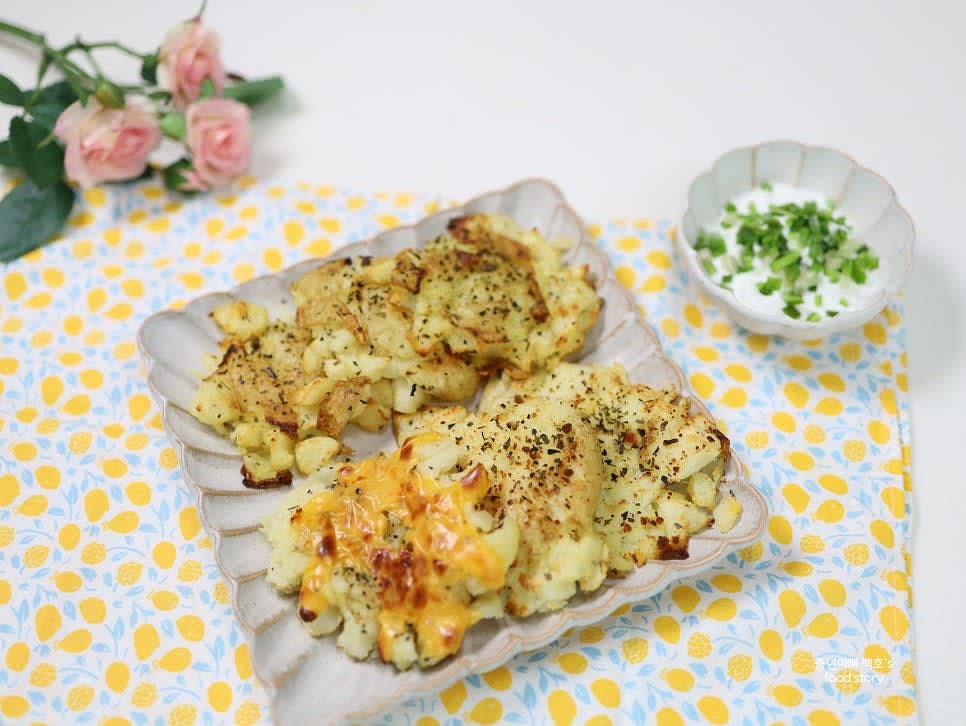 완성된 감자구이를 접시에 담고 준비한 소스와 함께 제공합니다.