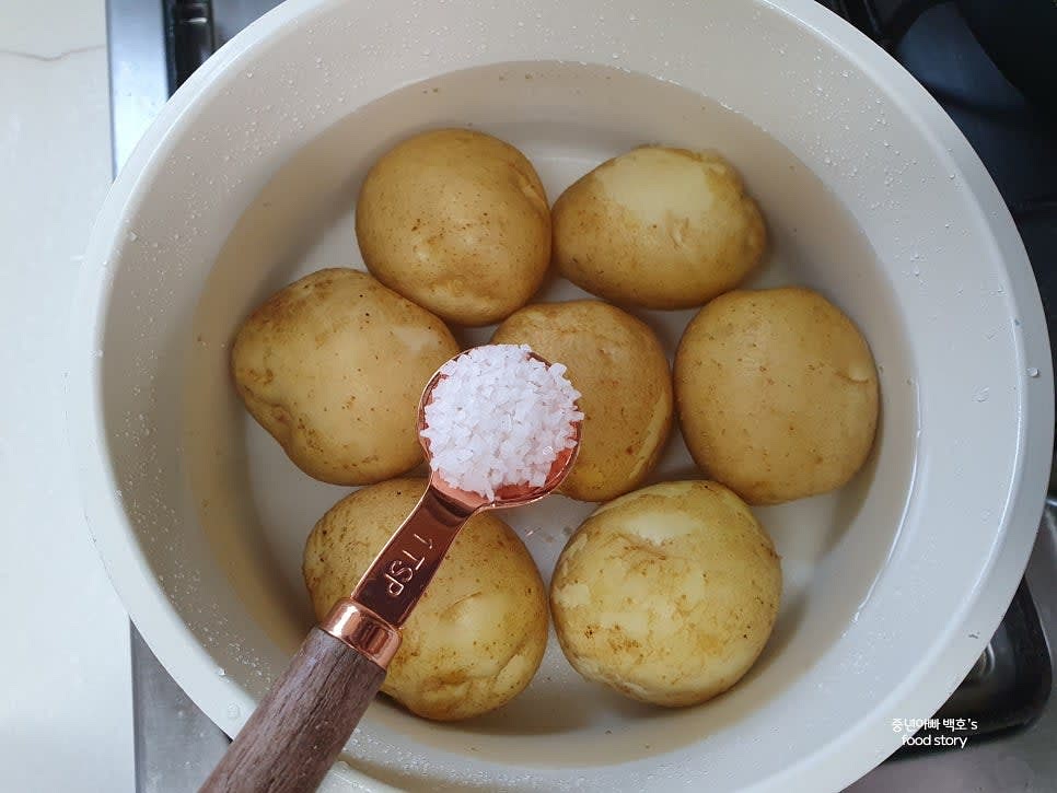 감자를 껍질째 깨끗이 씻어 냄비에 넣고 물을 감자가 잠길 정도로 부어줍니다. 소금 1티스푼과 설탕 1티스푼을 넣고 끓입니다.