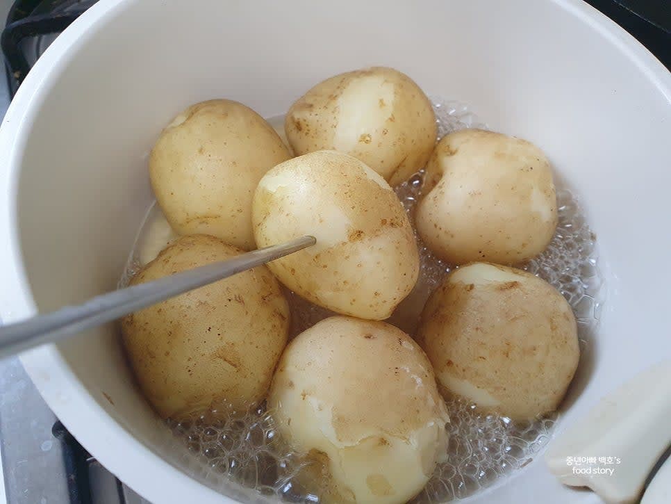 젓가락으로 찔러 감자가 익었는지 확인한 후 물기를 제거합니다.