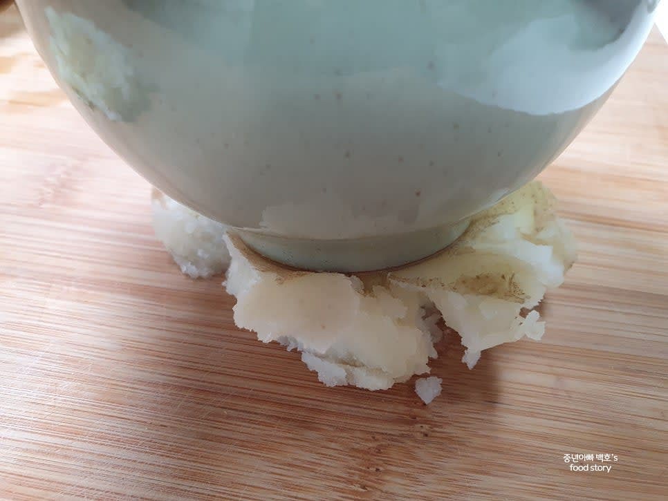 뜨거운 상태에서 감자를 유리컵이나 밥공기로 눌러 납작하게 만들어 줍니다.