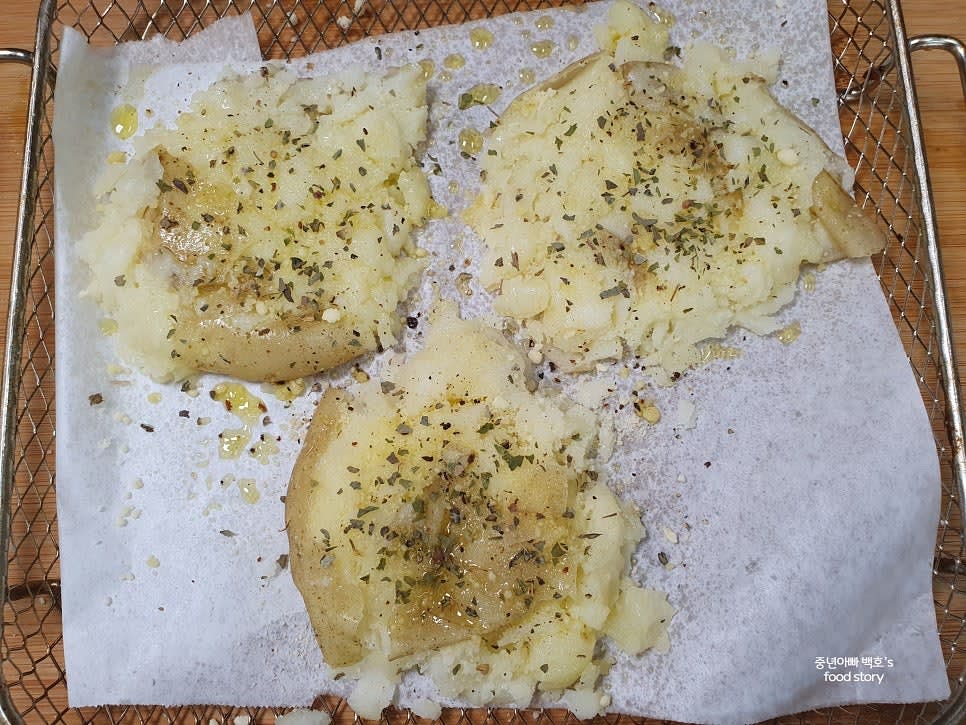 소금, 후추, 파마산 치즈가루, 파슬리와 바질가루를 뿌려줍니다. 체더치즈도 잘라서 위에 올려줍니다.