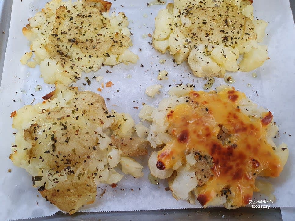 에어프라이어를 180℃에서 3분 예열한 후, 180℃에서 15분 정도 굽습니다. 중간에 확인하여 치즈가 타지 않도록 조절합니다.