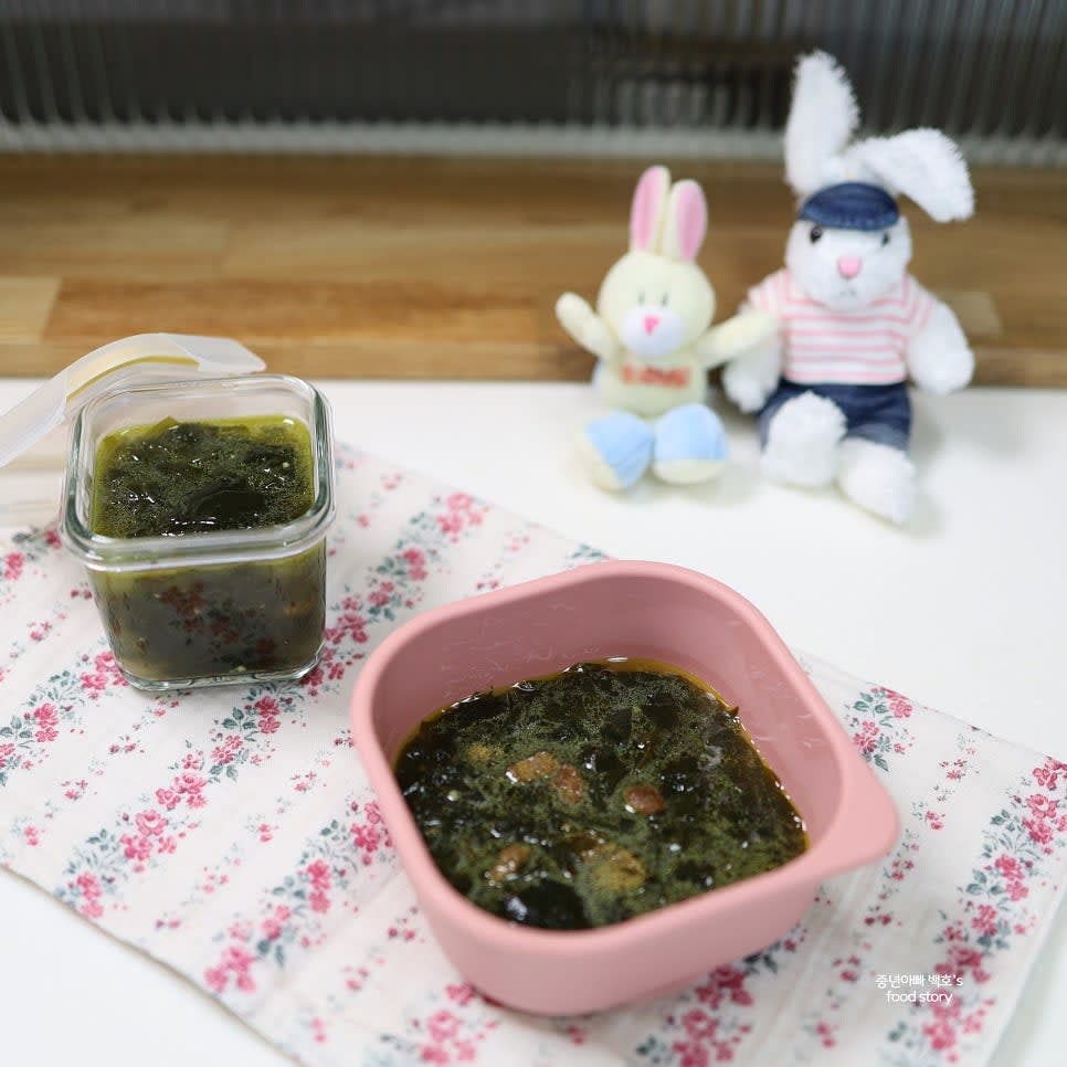 국을 소분하여 밀폐용기에 담아 냉동 보관하거나 바로 제공합니다.