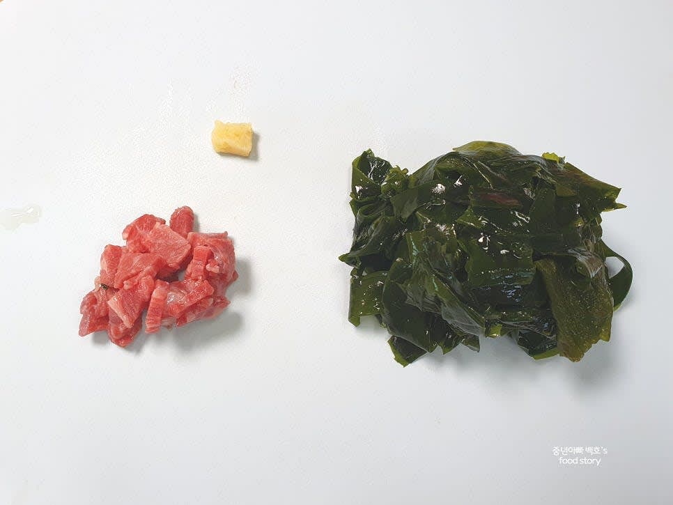 미역을 깨끗이 씻어 30분 정도 불립니다. 소고기는 키친타월로 핏물을 제거합니다.