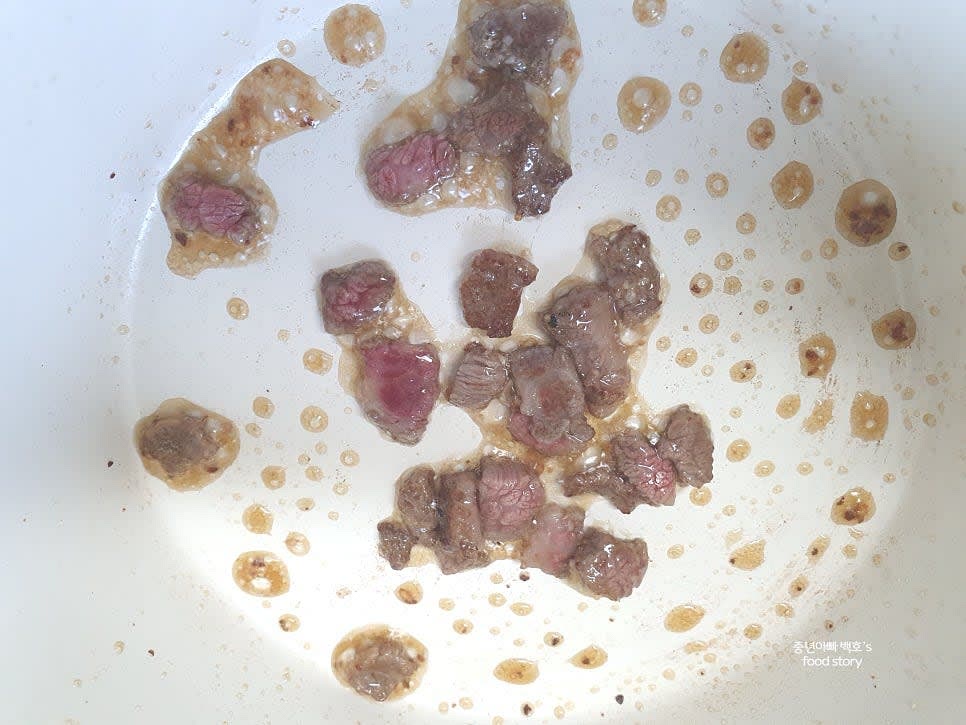 냄비에 참기름 1/2스푼을 넣고 간 마늘과 소고기를 약불에서 살짝 볶아줍니다.