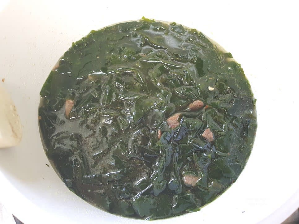 물을 자작하게 부어 센 불에서 팔팔 끓인 뒤, 중불로 줄여 몇 분 더 끓여 국물이 우러나도록 합니다.