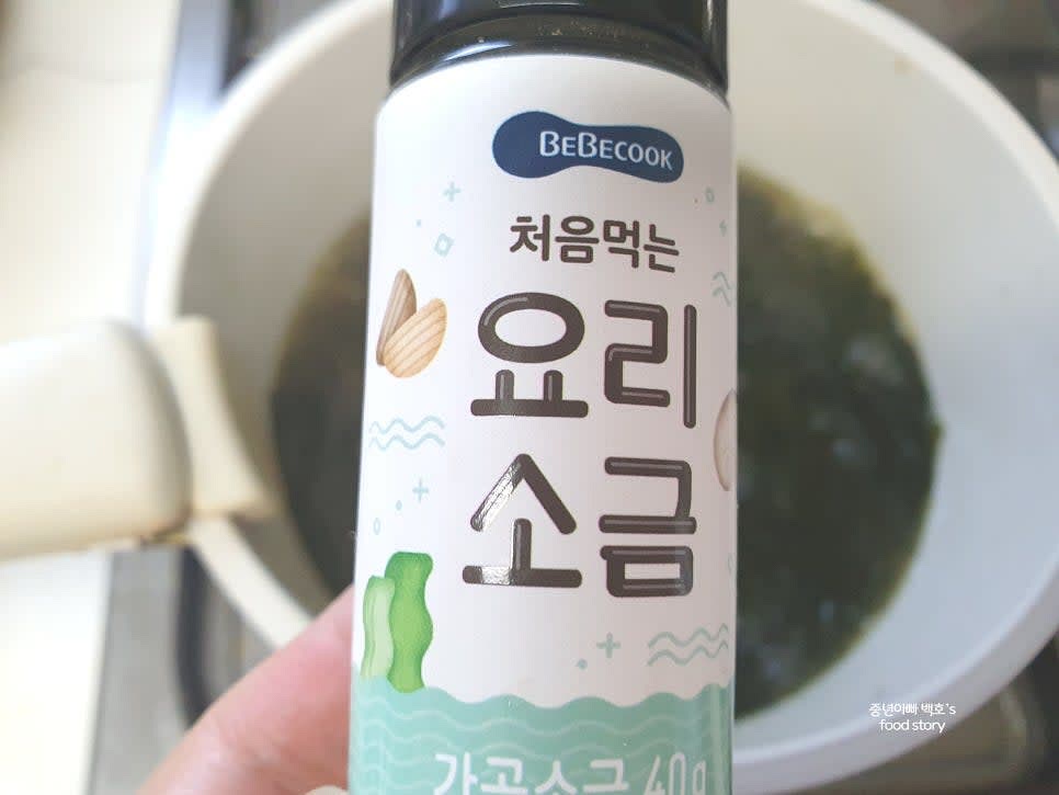 물을 추가로 부어 한 번 더 팔팔 끓인 후 아기 간장과 아기 소금으로 간을 살짝 맞춥니다.