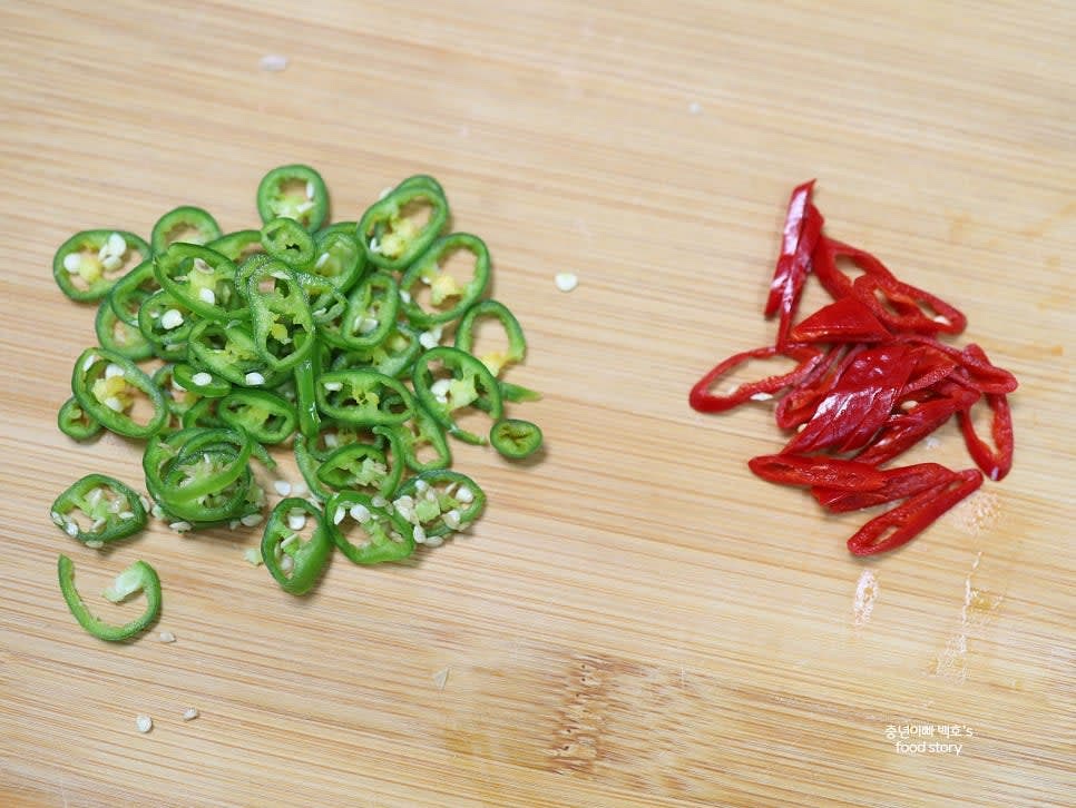 청양고추 1개는 송송 썰고, 홍고추 1/2개는 어슷하게 썰어 준비합니다. 대파 1대는 송송 썰고, 양파 1/2개는 얇게 채 썹니다.