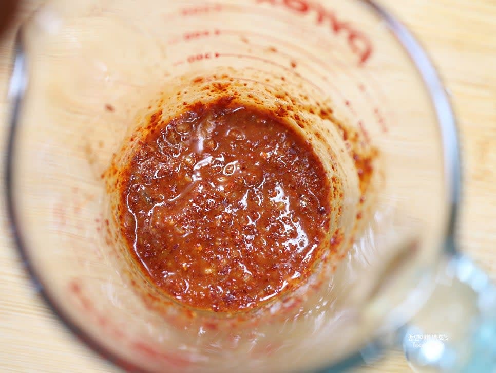 고춧가루, 간 마늘, 된장, 설탕을 섞어 김치찜 양념장을 만듭니다. 고춧가루와 설탕은 기호에 따라 가감합니다.