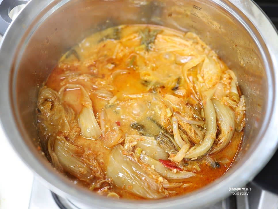 양념이 풀리면 중약 불로 줄여 1시간 이상 졸입니다. 10~20분 간격으로 바닥을 저어주며 국물이 자작해질 때까지 졸입니다.