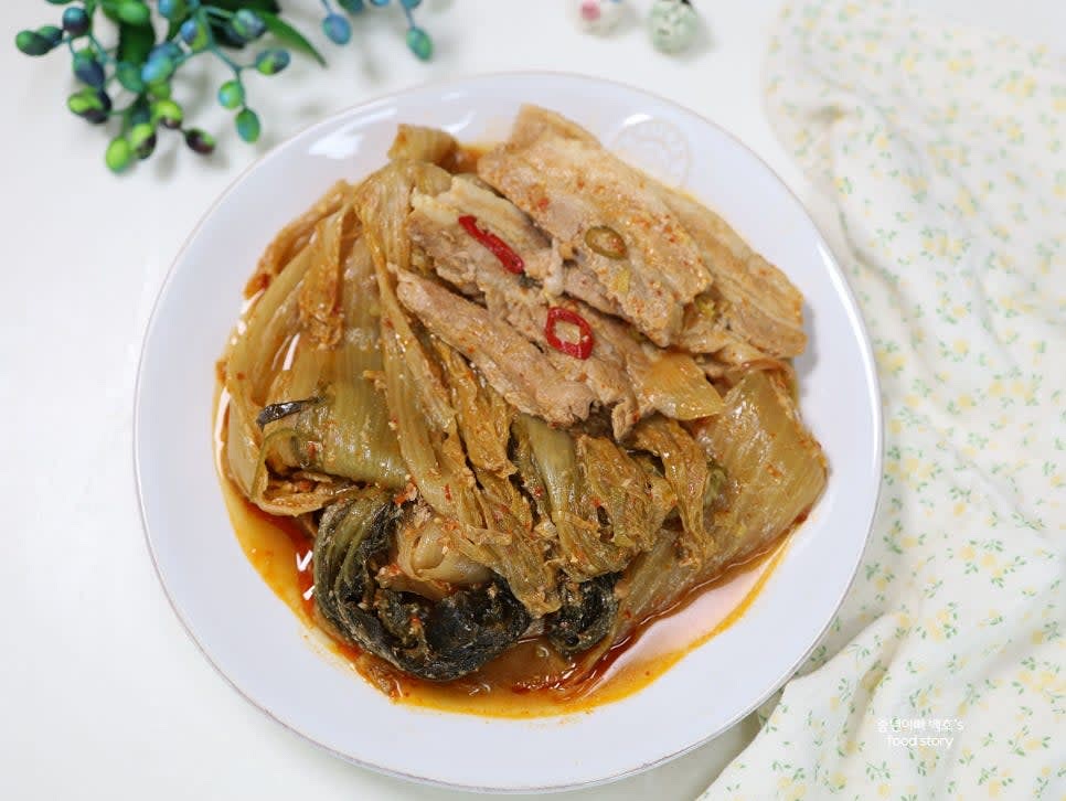 간을 보고 필요 시 국간장이나 새우젓으로 보충합니다. 완성된 김치찜은 삼겹살을 묵은지로 싸서 드시면 더욱 맛있습니다.