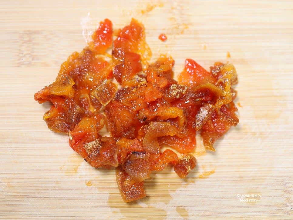 곶감의 꼭지를 제거하고 잘게 잘라 준비합니다.