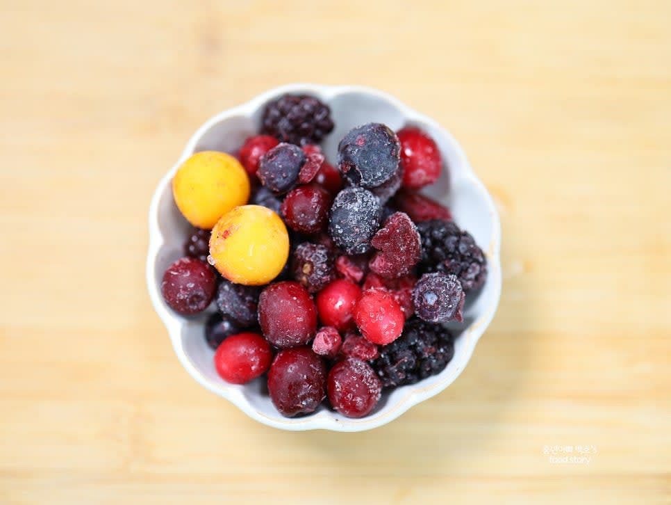 냉동 파이브 베리 또는 좋아하는 과일을 준비합니다. 생과일도 가능합니다.