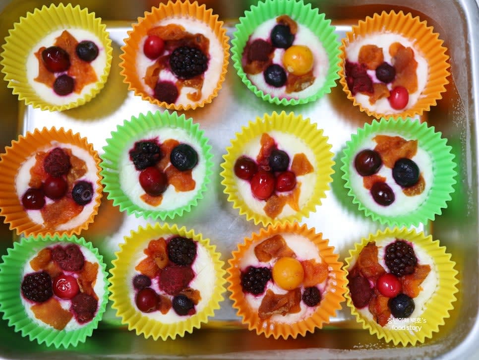 파이브 베리 또는 준비된 과일을 겹치지 않게 올려줍니다.