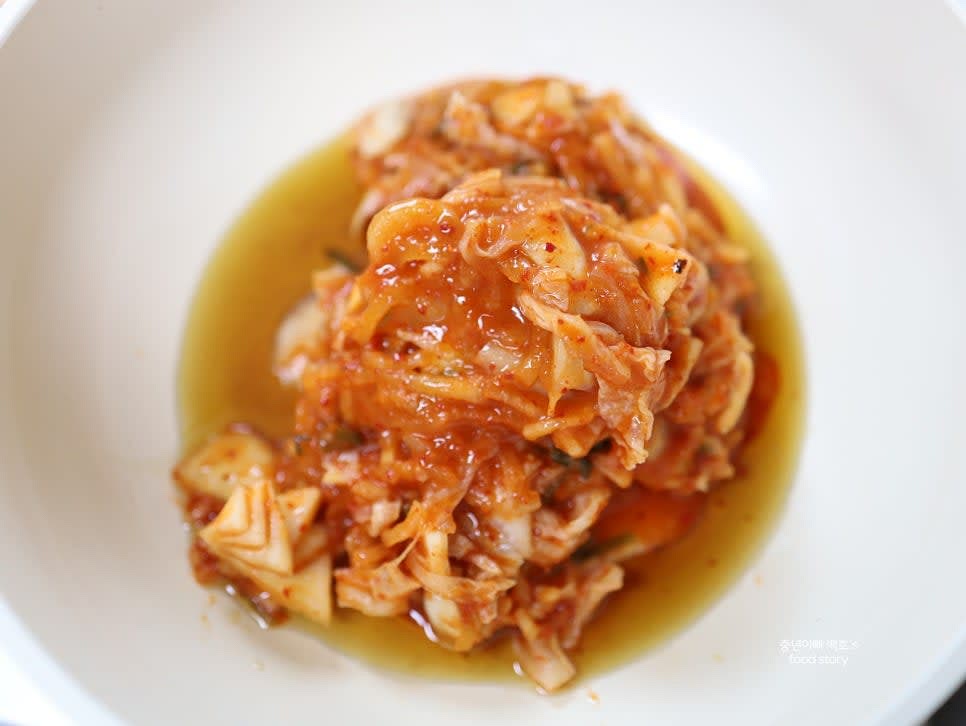 넉넉한 냄비에 참기름 3스푼을 넣고 신 김치 3컵을 넣어 달달 볶아 주세요. 김치 국물도 조금 넣어주면 좋습니다. 숨이 죽을 정도로 잘 볶아줍니다.