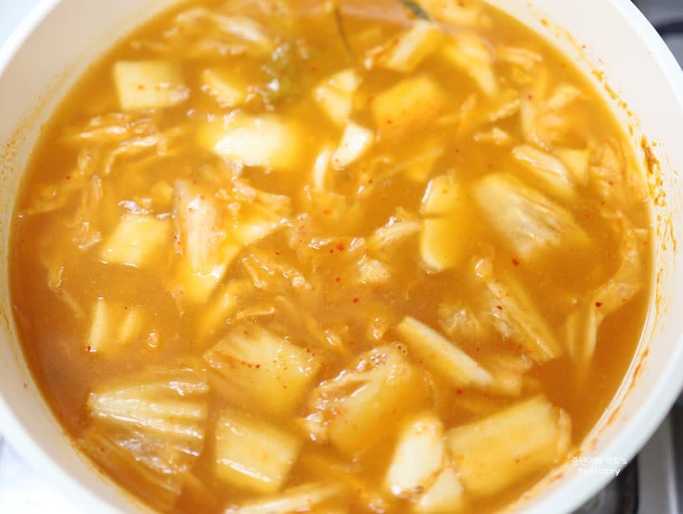 미리 준비한 멸치 다시마 육수를 김치가 담긴 냄비에 부어 주세요. 한 번 팔팔 끓여 줍니다.