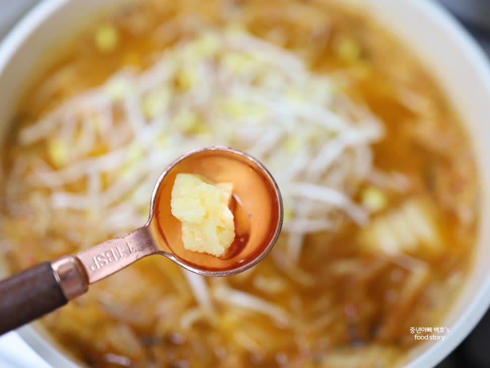 콩나물 300g을 넣고, 간 마늘 1/2스푼도 함께 넣어 주세요.