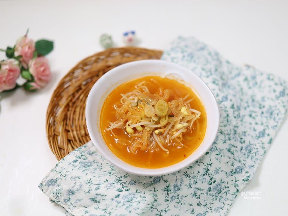 간을 보고 필요시 국간장이나 소금으로 조절해 주세요. 그릇에 담아 맛있게 즐기시면 됩니다.