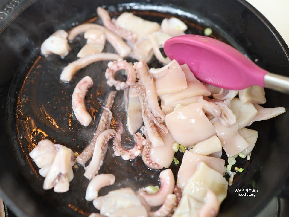 썰어 놓은 오징어를 팬에 넣고 센 불에서 2~3분 정도 볶아줍니다.
