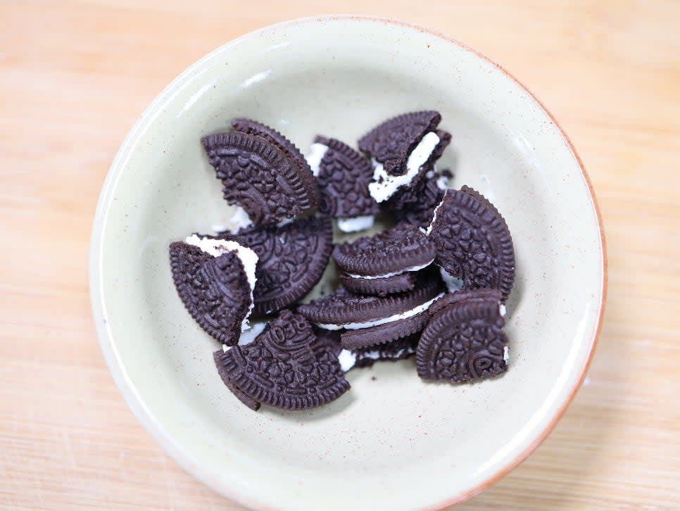 오레오 쿠키 3개는 3~4조각으로 잘라 준비하고, 1개는 토핑용으로 따로 둡니다.